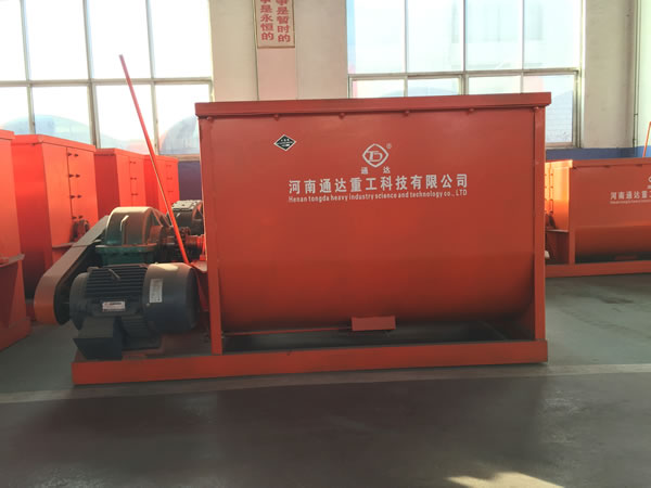 臥式攪拌機(jī).JPG