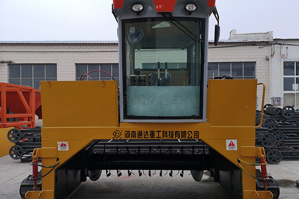 履帶式翻堆機(jī)